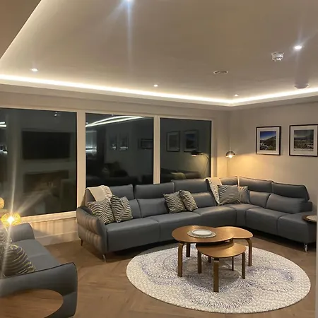 Luxurious - 5 Min Walk To Centre 度假居 *