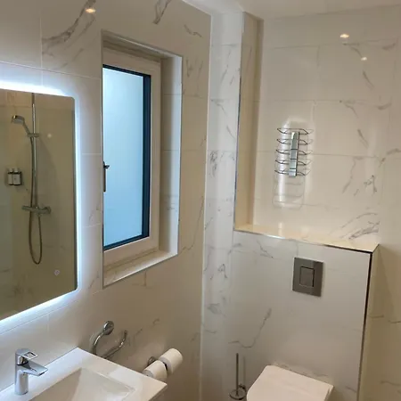 Luxurious - 5 Min Walk To Centre